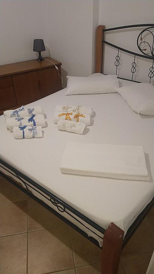 Agia Marina MikrolimanouΤο Πετρινο别墅 外观 照片